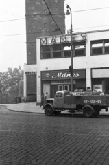 Csehország, Prága, Masarykovo nábřeží 1., a Mánes Galéria. Háttérben a Šítkov víztorony (Šítkovská vodárenská věž)., 1959, Kurutz Márton, Csehszlovákia, teherautó, Fortepan #203937