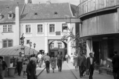 Szlovákia, Pozsony, Nepomuki Szent János szobra a Nagy Lajos tér (Hurbanovo námestie) felől a Mihály-kapu felé vezető kis hídon., 1959, Kurutz Márton, Csehszlovákia, szobor, Fortepan #203940