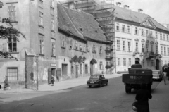 Szlovákia, Pozsony, Ferenciek tere (Františkánske námestie), a kép jobb szélén szemben a Mirbach palota (Mirbachov palác)., 1959, Kurutz Márton, Csehszlovákia, állvány, automobil, Fortepan #203941