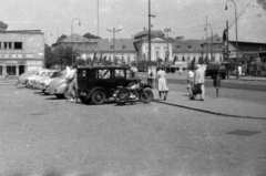 Szlovákia, Pozsony, Grassalkovich-kastély (ekkor Klement Gottwald Pionírpalota, ma Elnöki Palota)., 1959, Kurutz Márton, Csehszlovákia, középület, automobil, motorkerékpár, Fortepan #203947