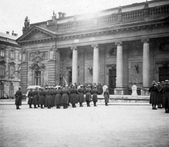 Magyarország, budai Vár, Budapest I., Királyi Palota (később Budavári Palota), Hunyadi udvar. Őrségváltás a főőrségi épület előtt., 1938, Fortepan, Budapest, Fortepan #20395