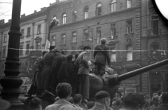 Magyarország, Budapest VII., Erzsébet (Lenin) körút, háttérben a 4. számú ház, 1956, Lovrecz Éva, harckocsi, T-34 tank, Budapest, fiúk, virágcsokor, Fortepan #203967