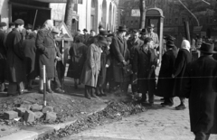 Magyarország, Budapest VI.,Budapest XIII., Nyugati (Marx) tér az 5. számú ház előtt, a Váci út torkolata és a Westend-ház felé nézve., 1956, Lovrecz Éva, Budapest, járókelő, csoportosulás, Fortepan #203970