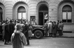 Magyarország, Budapest VI., a felvétel az Izabella utca 92. számú ház előtt készült., 1956, Lovrecz Éva, Dodge-márka, Dodge WC-széria, Budapest, házszám, Fortepan #203975