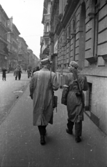 Magyarország, Budapest VI., Szondi utca a Bajnok utca irányából az Izabella utca felé nézve., 1956, Lovrecz Éva, Budapest, karszalag, férfiak, fegyver, háttal, PPS géppisztoly, gépfegyver, Fortepan #203976