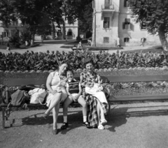 Hungary, Hévíz, az Állami Gyógyfürdő Kórház (később Szent András Állami Reumatológiai és Rehabilitációs Kórház) parkja (később Dr. Schulhof Vilmos sétány)., 1960, Lukács Pál, summer dresses, bench, mother, kid, flower bed, checked dress, Fortepan #204021