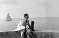 Hungary,Lake Balaton, Siófok, móló., 1960, Lukács Pál, sitting on a wall, Fortepan #204026