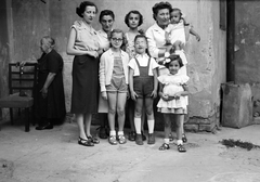 1960, Lukács Pál, hold in arms, family, shorts, Fortepan #204029