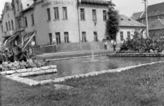 Hungary,Lake Balaton, Siófok, Fő utca, szemben az egykori Községi Tanácsház, jobbra a háttérben a Sarlós Boldogasszony-templom., 1960, Lukács Pál, pool, fountain, Fortepan #204030