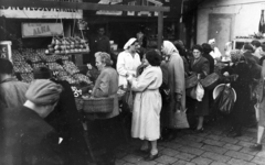 Hungary, Budapest II., piac a Széll Kálmán (Moszkva) téren., 1952, Lukács Pál, market, basket, Budapest, farmers' co-operative, Fortepan #204038