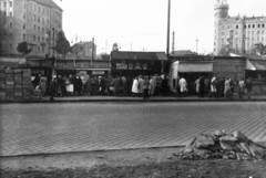 Hungary, Budapest II.,Budapest XII., piac a Széll Kálmán (Moszkva) téren, háttérben jobbra a Postapalota., 1952, Lukács Pál, market, Budapest, farmers' co-operative, Fortepan #204041