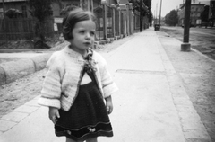 Hungary, Budapest XII., Böszörményi út, jobbra a távolban a Rendőrakadémia (korábban: csendőrlaktanya) épülete., 1947, Fortepan, portrait, Budapest, girl, Fortepan #20406