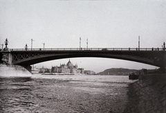 Magyarország, Budapest II.,Budapest V.,Budapest XI., Margit híd és a Parlament a budai alsó rakpartról nézve. Távolban a Gellért-hegy. A felvétel 1898 körül készült., 1900, Fortepan/Album050, országház, Duna, Budapest, híd, Fortepan #204090