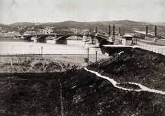 Magyarország, Budapest V., a Margit híd a mai Jászai Mari tér felől nézve, kilátással a Rózsadomb felé. A felvétel 1883-ban készült., 1900, Fortepan/Album050, Schulek Frigyes-terv, nyaraló, Duna, lóvasút, Budapest, Duna-part, Duna-híd, vámszedőház, Fortepan #204091