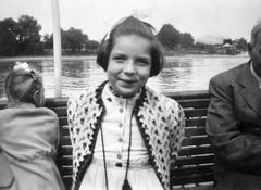 Hungary, Budapest III., egy hajó fedélzete a Dunán, háttérben az Óbudai-sziget, a távolban a Nagy-Kevély., 1947, Fortepan, portrait, ship, picture, Budapest, ribbon, girl, Fortepan #20410