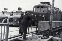 Magyarország, Budapest, a fél szélességében újjáépített Margit híd terheléspróbája 1947. november 13-án., 1947, Fortepan/Album050, autóbusz, MÁVAG-márka, dízelmozdony, pályaszám, kalap, összecsukható szék, fotóállvány, földmérő, földmérés, viszonylatszám, viszonylattábla, szintező, MÁVAG N26/36, Fortepan #204100