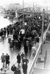 Hungary, Budapest II., a fél szélességében újjáépített Margit híd, az 1947. november 16-i átadáson résztvevők a Margit-sziget közelében. Háttérben az Árpád fejedelem útja épületsora látszik., 1947, Fortepan/Album050, Budapest, march, banner, Fortepan #204102