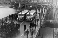 Hungary, Budapest II., a fél szélességében újjáépített Margit híd, az 1947. november 16-i átadáson résztvevők a Margit-sziget közelében. Háttérben az Árpád fejedelem útja épületsora látszik., 1947, Fortepan/Album050, bus, Budapest, Duna-bridge, MÁVAG-brand, Fortepan #204103