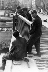 Hungary, Budapest II., a Margit híd újjáépítése, háttérben a hídvámszedő házak a budai hídfőnél., 1947, Fortepan/Album050, second World War, bridge building, Budapest, worker, Fortepan #204111