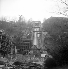 Magyarország, Budapest I., Clark Ádám tér, a Budavári Sikló (egykor Budai Hegypálya) újjáépítése. Fenn a Turul szobor és jobbra a Sándor-palota., 1986, Magyar Földrajzi Múzeum / Sztrilich György, Budapest, siklóvasút, Fortepan #204115