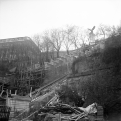 Magyarország, Budapest I., Clark Ádám tér, a Budavári Sikló (egykor Budai Hegypálya) újjáépítése. Fenn a Budavári Palota (korábban Királyi Palota) és a Turul szobor., 1986, Magyar Földrajzi Múzeum / Sztrilich György, Budapest, Fortepan #204117