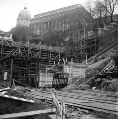 Magyarország, Budapest I., Clark Ádám tér, a Budavári Sikló (egykor Budai Hegypálya) újjáépítése. Fenn a Budavári Palota (korábban Királyi Palota)., 1986, Magyar Földrajzi Múzeum / Sztrilich György, Budapest, Fortepan #204118