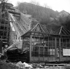 Magyarország, Budapest I., Clark Ádám tér, a Budavári Sikló (egykor Budai Hegypálya) újjáépítése. Fenn a Turul szobor és jobbra a Sándor-palota., 1986, Magyar Földrajzi Múzeum / Sztrilich György, Budapest, Fortepan #204119