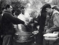 Romania,Transylvania, Magyar Királyi Honvédség 209/18 honvéd tábori vegyes munkásszázad, ebédosztás., 1940, Névai János, labor service, goulash cannon, food sharing, cooking, Fortepan #204125