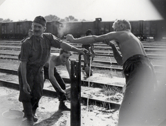 Románia,Erdély, a Magyar Királyi Honvédség 209/18 honvéd tábori vegyes munkásszázad munkaszolgálatosai., 1940, Névai János, vasúti szerelvény, katona, vasútállomás, sínpálya, nyomóskút, Fortepan #204128