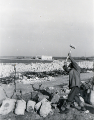 Romania,Transylvania, a Magyar Királyi Honvédség 209/18 honvéd tábori vegyes munkásszázad munkaszolgálatosa., 1940, Névai János, labor service, stone crushing, Fortepan #204131