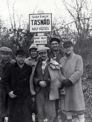 Romania,Transylvania, Tasnád, a Magyar Királyi Honvédség 209/18 honvéd tábori vegyes munkásszázad munkaszolgálatosai., 1940, Névai János, labor service, tableau, place-name signs, Fortepan #204157