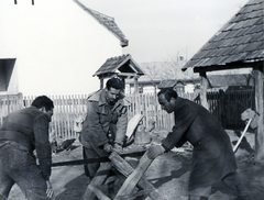 Romania,Transylvania, a Magyar Királyi Honvédség 209/18 honvéd tábori vegyes munkásszázad munkaszolgálatosai., 1940, Névai János, labor service, saw, saw-buck, Fortepan #204158