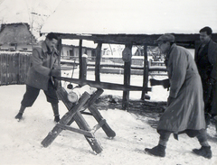 Romania,Transylvania, a Magyar Királyi Honvédség 209/18 honvéd tábori vegyes munkásszázad munkaszolgálatosai., 1940, Névai János, labor service, saw, saw-buck, Fortepan #204161