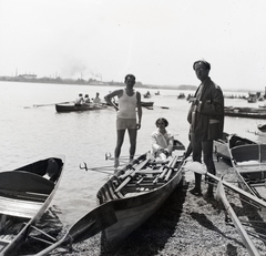 Hungary, Budapest III., Római part, háttérben a túlparton újpesti gyárak, a cigarettázó szemüveges úr vállánál a Népsziget látható., 1937, Papp Róbert, Budapest, Fortepan #204188