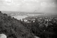 Magyarország, Gellérthegy, Budapest XI., kilátás a Petőfi (Horthy Miklós) híd és az Összekötő vasúti híd felé, előtérben a Gellért Szálló és a Gyógyfürdő., 1944, Papp Róbert, vasúti híd, kilátás, Duna, Lágymányos, Budapest, Fortepan #204206