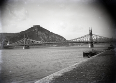 Magyarország, Budapest IX.,Budapest XI.,Budapest I., a Szabadság (Ferenc József) híd és a Gellért-hegy a pesti alsó rakpartról nézve. A felvétel 1897-ben készült., 1900, Plohn József, Budapest, Duna, rakpart, hegy, híd, Fortepan #204235