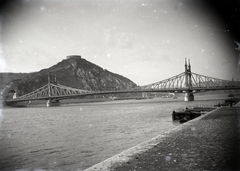 Magyarország, Budapest IX.,Budapest XI.,Budapest I., a Szabadság (Ferenc József) híd és a Gellért-hegy a pesti alsó rakpartról nézve. A felvétel 1987-ben készült., 1900, Plohn József, híd, Duna, Budapest, rakpart, hegy, Fortepan #204241