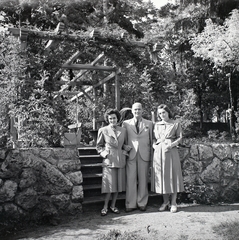 1947, Somlói Miklós dr., gentleman, lady, costume, freestone, trench coat, bower, hands in pockets, Fortepan #204288