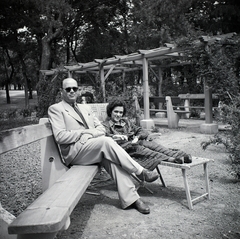 1947, Somlói Miklós dr., gentleman, lady, sitting, bench, deck chair, bower, Fortepan #204295