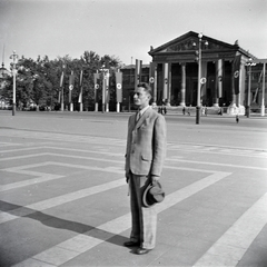 Magyarország, Budapest XIV., Hősök tere, háttérben a Műcsarnok., 1942, Somlói Miklós dr., horogkereszt, Budapest, Fortepan #204300