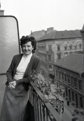 Hungary, Budapest IX., a Tompa utca 16. számú ház erkélye, háttérben a Liliom utca sarkán álló ház., 1949, Somlói Miklós dr., Budapest, smile, lady, railing, skirt, blouse, cardigan, room divider, balcony, Fortepan #204315