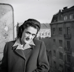 Hungary, Budapest IX., a Tompa utca 16. számú ház erkélye, háttérben a Liliom utca sarkán álló ház., 1948, Somlói Miklós dr., portrait, girl, building, woman, Budapest, photo aspect ratio: square, Fortepan #204323