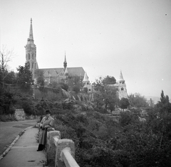 Magyarország, Budapest I., Hunyadi János út, szemben a Mátyás-templom és a Halászbástya., 1946, Somlói Miklós dr., Budapest, huszártorony, úriember, korlát, kabát, kalap, Fortepan #204324