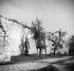 Magyarország, Eger, a vár belső várfala a Varkoch-kapubástyától a Gergely-bástya felé nézve., 1947, Somlói Miklós dr., kereszt_jelkép, Fortepan #204330