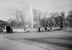 Hungary, Budapest XIV.,Budapest VII., a szökőkút mögött két oldalon a Dózsa György út, szemben a Városligeti fasor (Vilma királynő út) épületei láthatók., 1948, Somlói Miklós dr., fountain, Budapest, Fortepan #204331