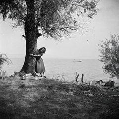 1948, Somlói Miklós dr., hug, wood, boat, girl, woman, shore, water, photo aspect ratio: square, Fortepan #204333