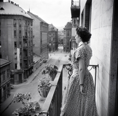 Magyarország, Budapest IX., a Tompa utca 16. számú ház erkélye, szemben a Ferenc körút sarkán álló házak, távolabb a Bakáts tér fái látszanak., 1946, Somlói Miklós dr., Budapest, hölgy, nyári ruha, utcakép, karóra, erkély, virág, virágtartó, Fortepan #204344