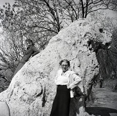 Magyarország, Budapest II., Kecske-hegy, Glück Frigyes út, Oroszlán-szikla., 1939, Somlói Miklós dr., kirándulás, oroszlán, szikla, turista, Budapest, Fortepan #204345