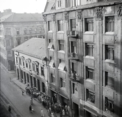 Hungary, Budapest IX., a Tompa utca 16. számú ház erkélyéről a Liliom utca sarkán álló ház felé nézve., 1949, Somlói Miklós dr., Budapest, plan view, street view, standing in line, Fortepan #204348