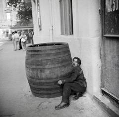 Hungary, Budapest IX., Tompa utca a Ferenc körút felé nézve., 1955, Somlói Miklós dr., drunkard, Budapest, barrel, posture, Fortepan #204349